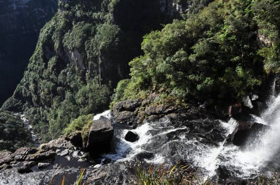 Cachoeira despenca pelo canyon Fortaleza, em Cambará do Sul - RS